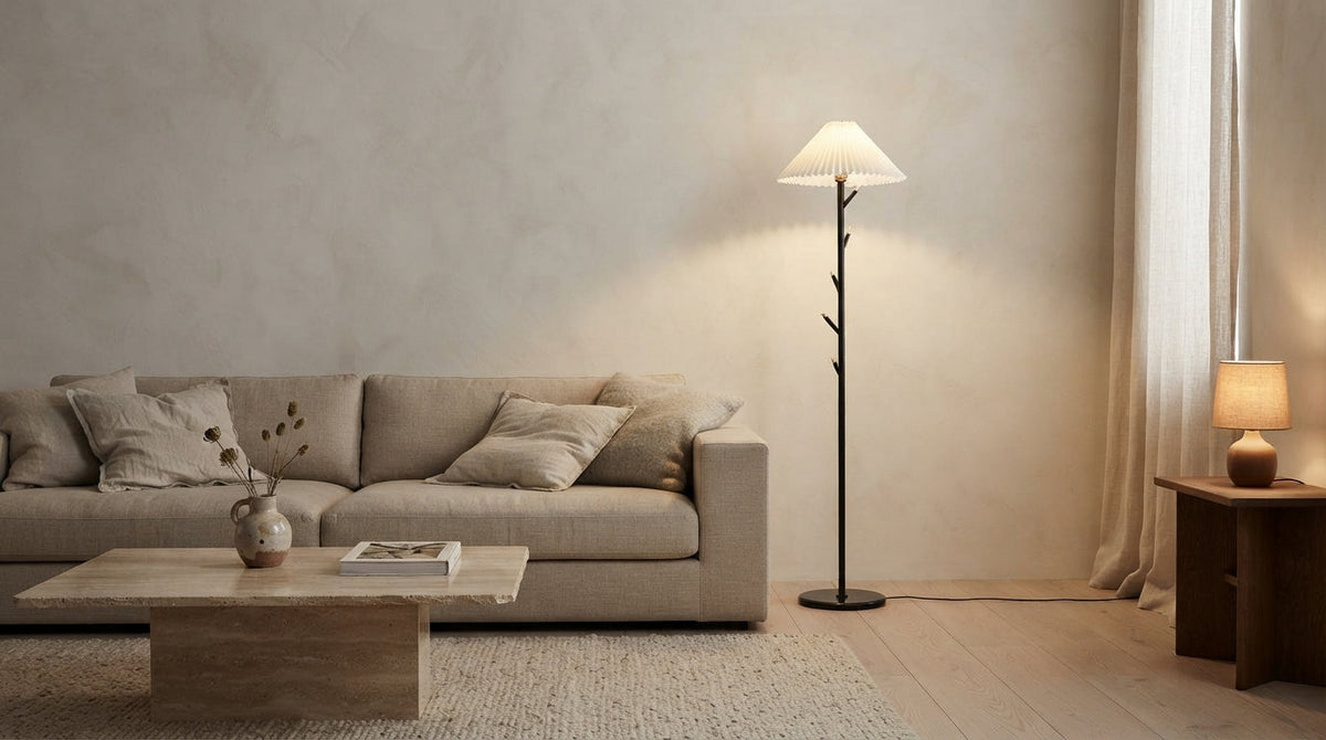 Lampadaire à abat-jour plissé dans un salon