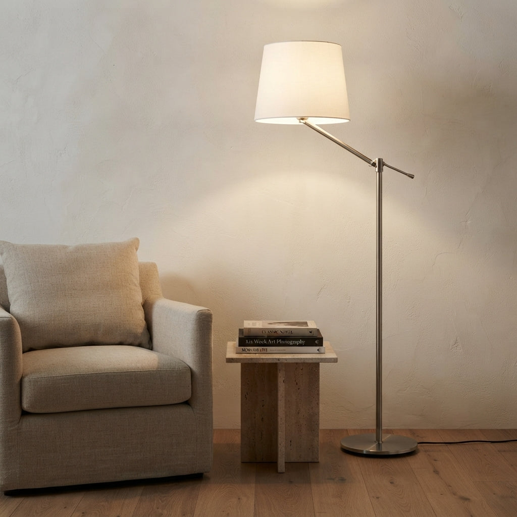 Lampadaire orientable chromé abat-jour blanc Digitale – mise en situation (visuel d’ambiance)