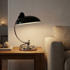 Lampe à poser ronde abat-jour dôme noir bras chromé Gramophone – mise en situation (visuel d’ambiance)