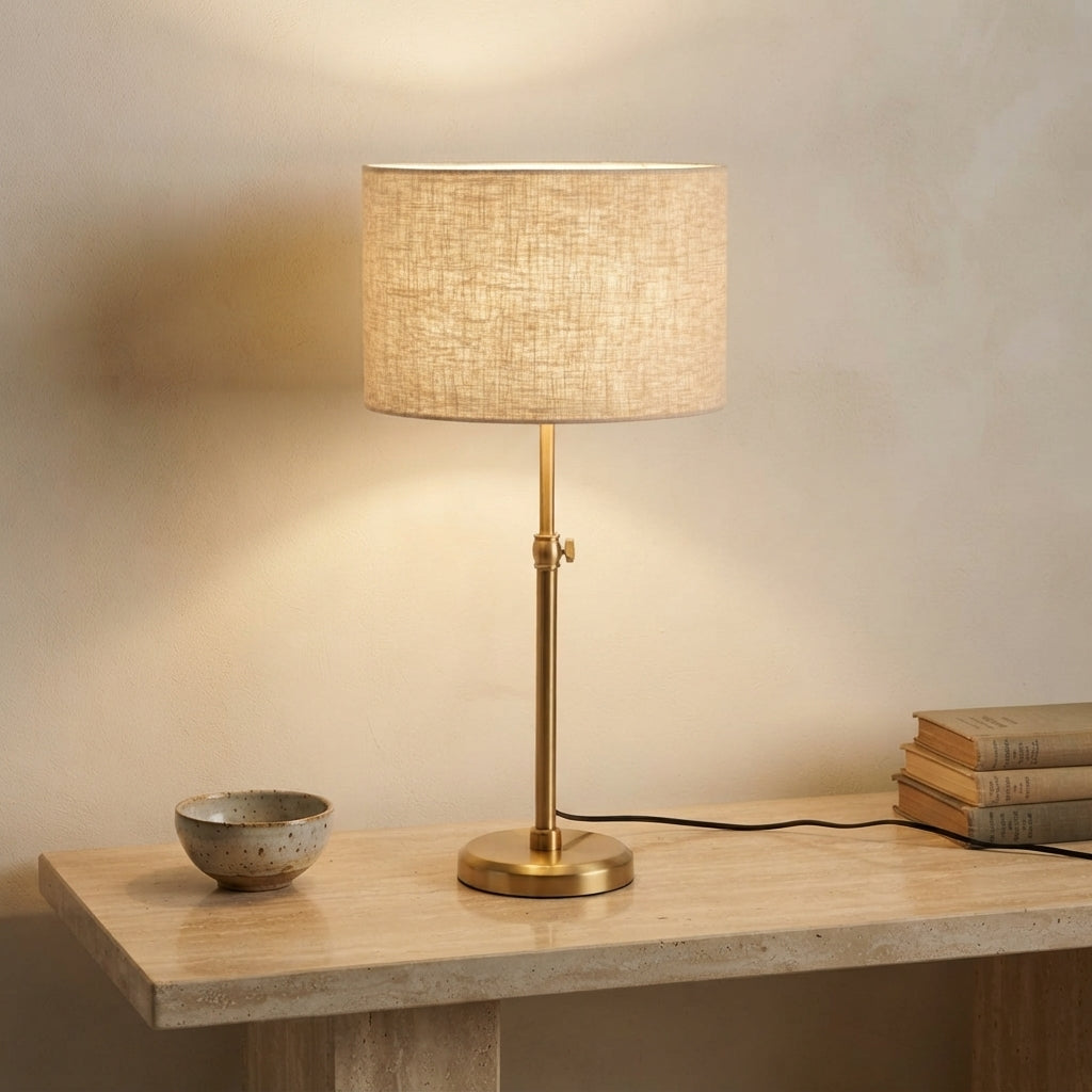 Lampe à poser dorée abat-jour tambour Grège – mise en situation (visuel d’ambiance)