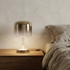 Lampe à poser dôme doré en métal et verre Nero – mise en situation (visuel d’ambiance)