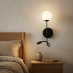 Applique murale globe blanc tige noire et liseuse Cerise – mise en situation (visuel d’ambiance)