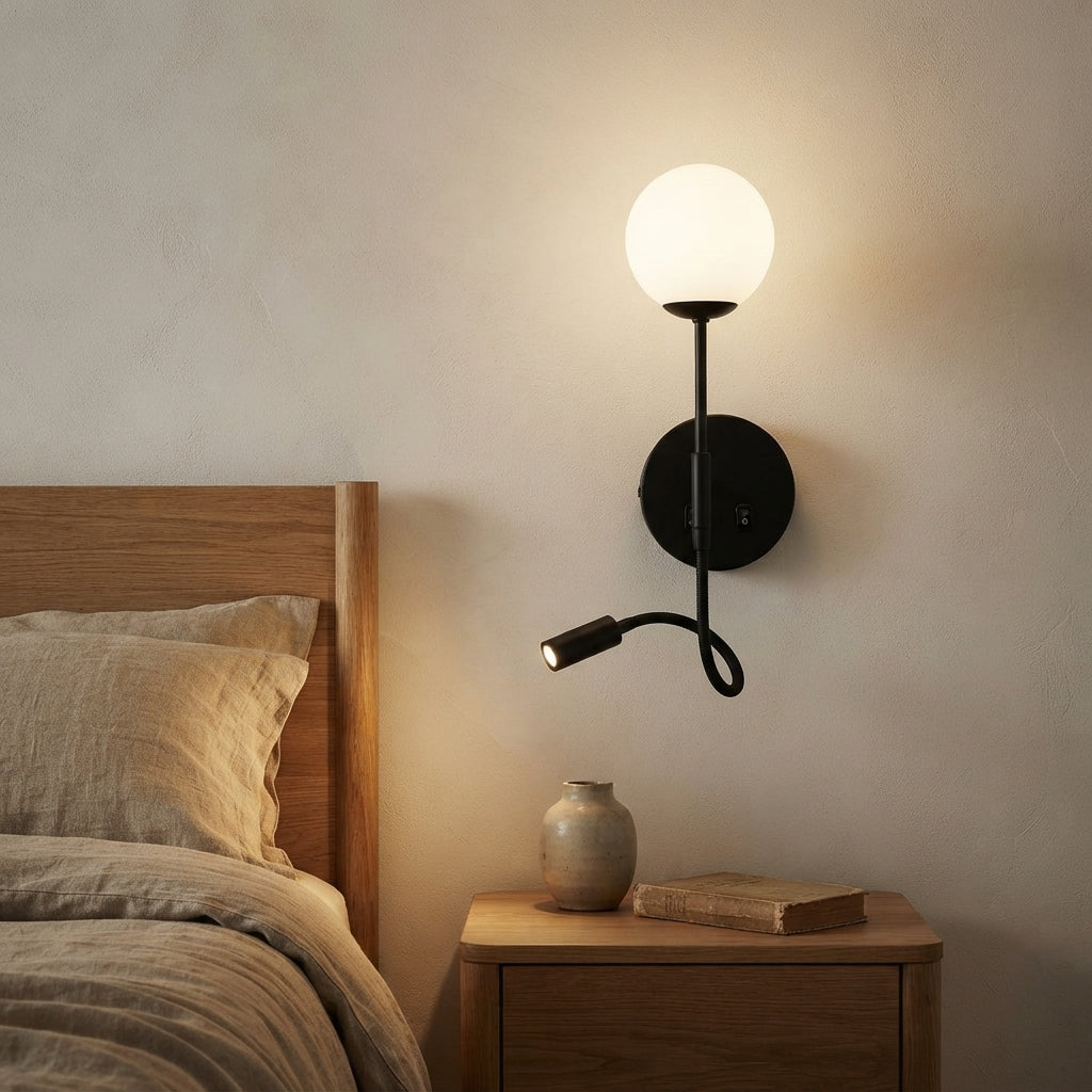 Applique murale globe blanc tige noire et liseuse Cerise – mise en situation (visuel d’ambiance)
