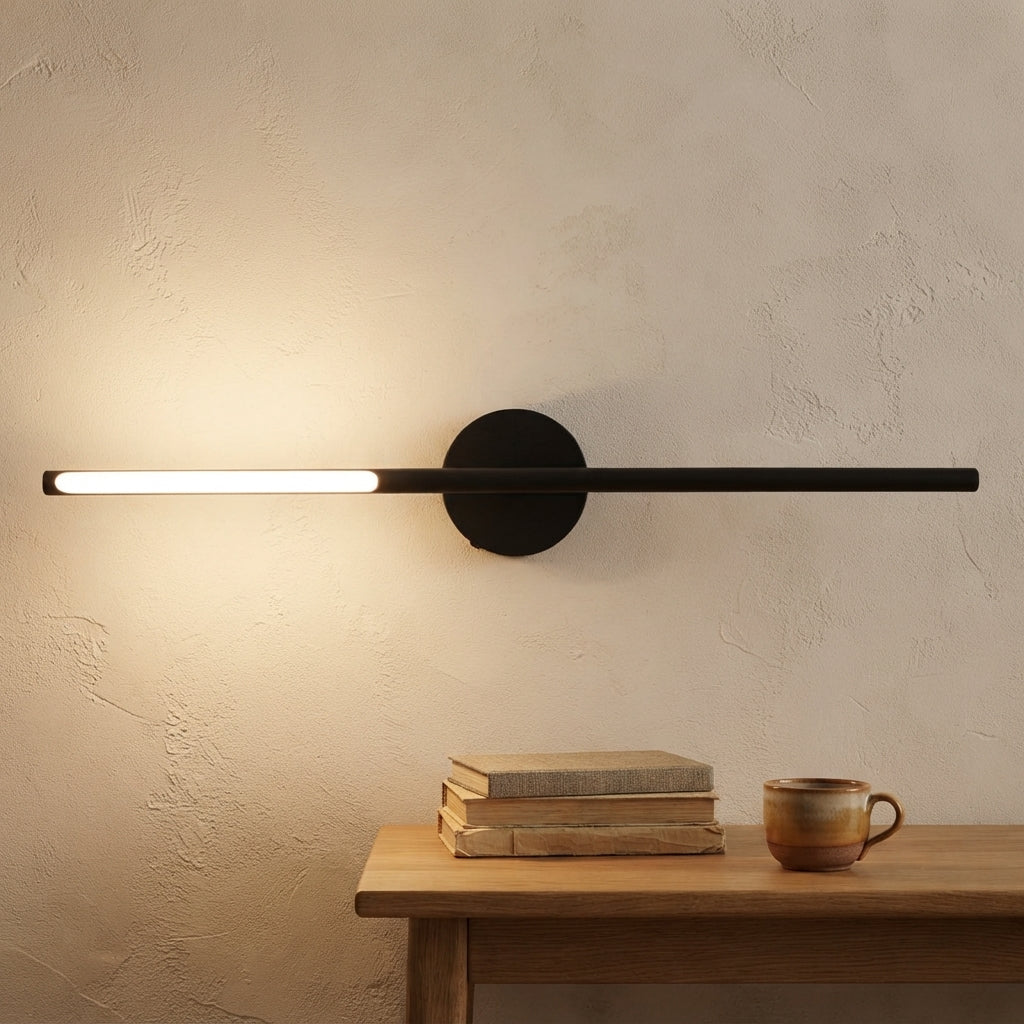 Applique murale barre noire horizontale sans fil rechargeable Autan – mise en situation (visuel d’ambiance)