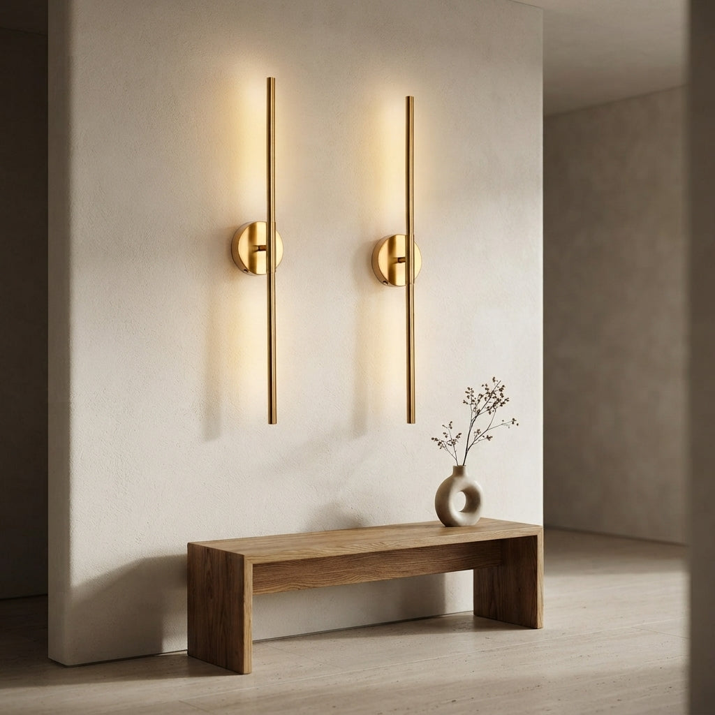 Applique murale linéaire dorée sans fil rechargeable Chaume – mise en situation (visuel d’ambiance)