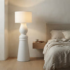 Lampadaire pied sculpté blanc avec télécommande Doucine – mise en situation (visuel d’ambiance)