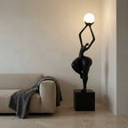 Lampadaire sculpture en résine silhouette humaine au globe levé Idole – mise en situation (visuel d’ambiance)