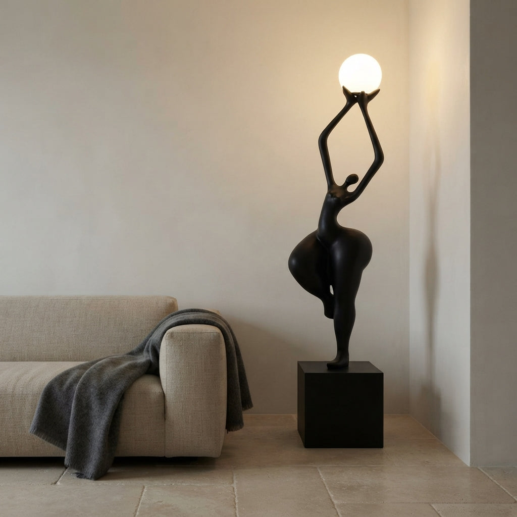 Lampadaire sculpture en résine silhouette humaine au globe levé Idole – mise en situation (visuel d’ambiance)