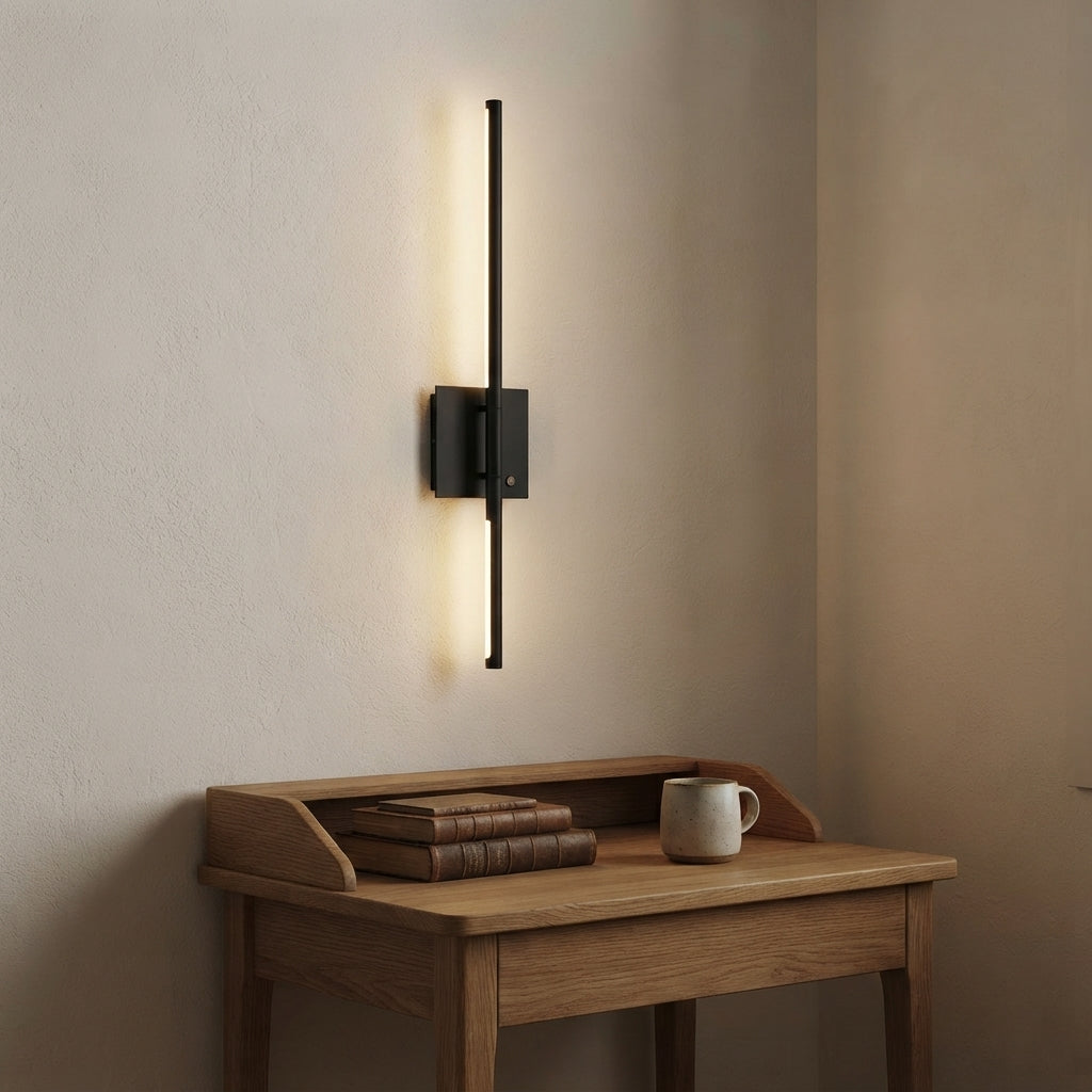 Applique murale linéaire noire verticale sans fil rechargeable Aulne – mise en situation (visuel d’ambiance)