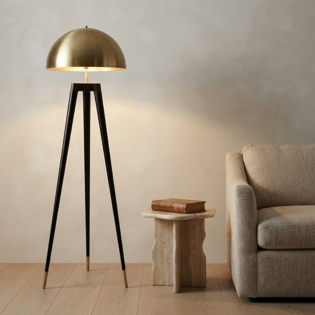 Lampadaire trépied noir à coupole dorée Heaume – mise en situation (visuel d’ambiance)