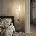 Lampadaire trois tiges lumineuses noires avec tablette Diapason – mise en situation (visuel d’ambiance)