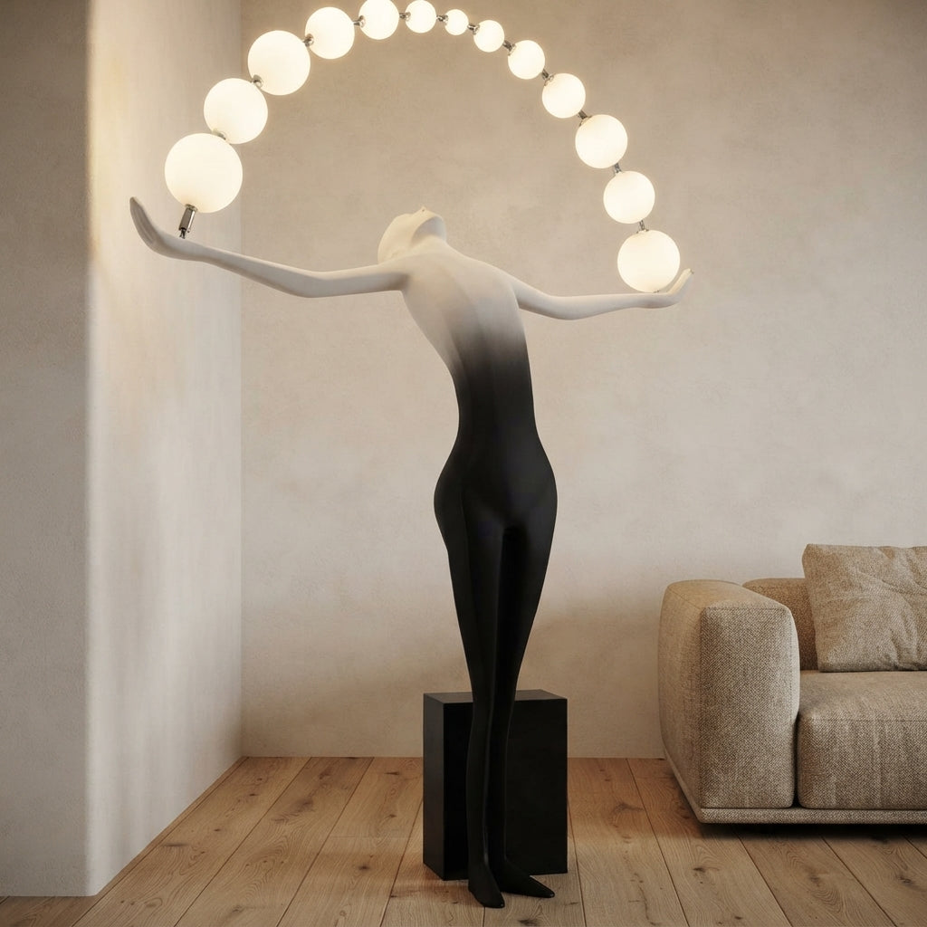 Lampadaire sculpture en résine silhouette humaine en arche Farandole – mise en situation (visuel d’ambiance)