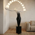 Lampadaire sculpture en résine silhouette humaine en arche Farandole – mise en situation (visuel d’ambiance)