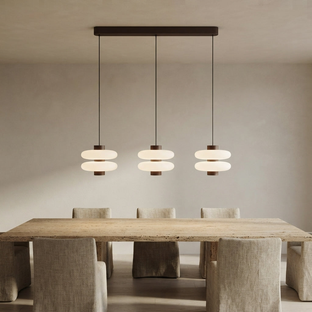 Suspension barre en métal marron à trois lampes blanches Rania – mise en situation (visuel d’ambiance)