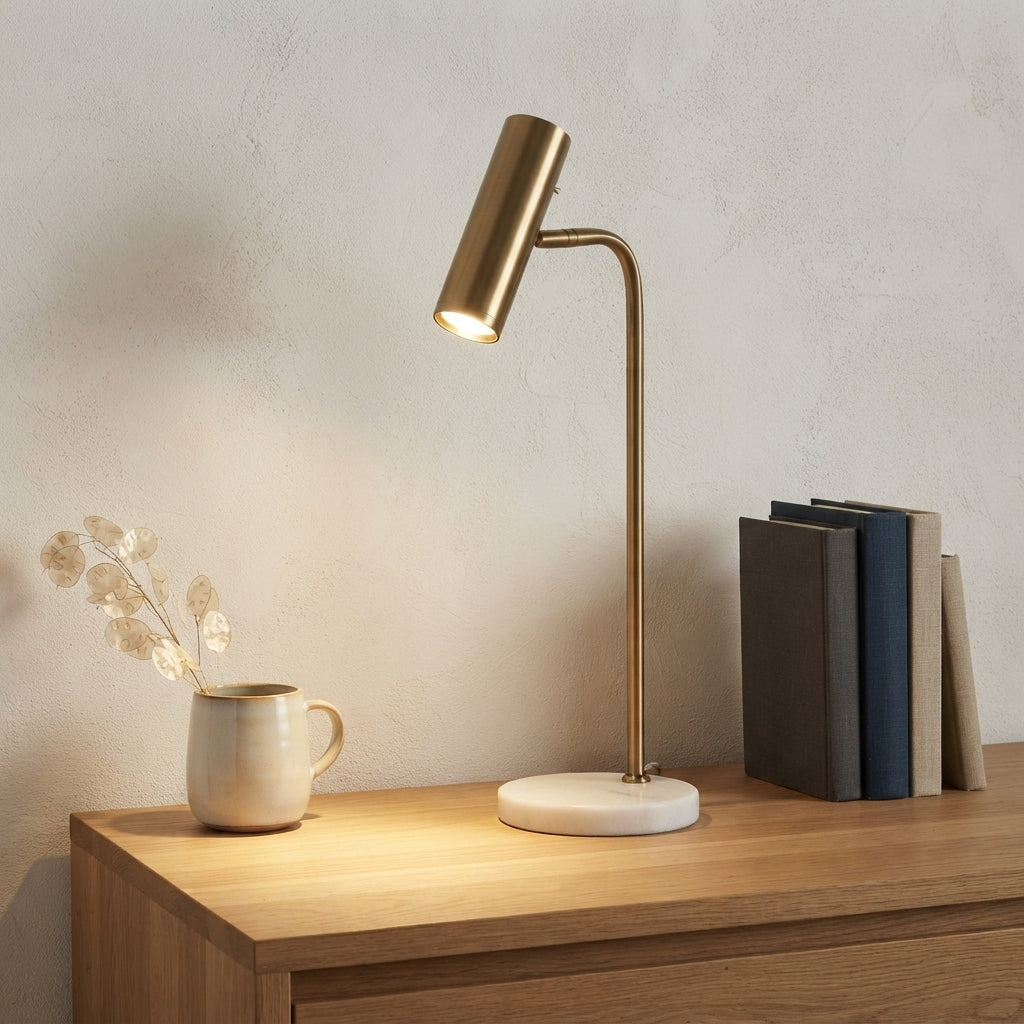 Lampe à poser spot doré socle aspect marbre Houlette – mise en situation (visuel d’ambiance)