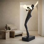 Lampadaire boule sculpture en résine silhouette humaine Égérie – mise en situation (visuel d’ambiance)