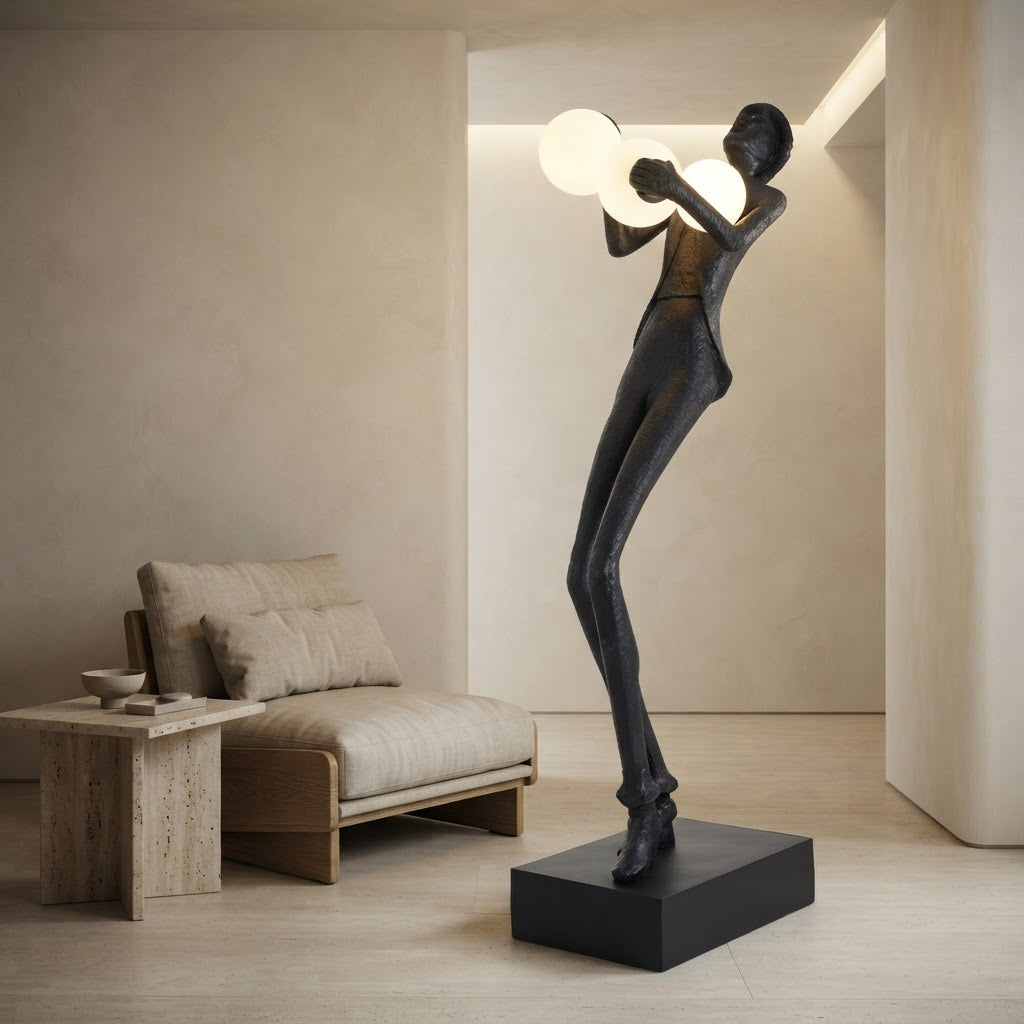 Lampadaire boule sculpture en résine silhouette humaine Égérie – mise en situation (visuel d’ambiance)