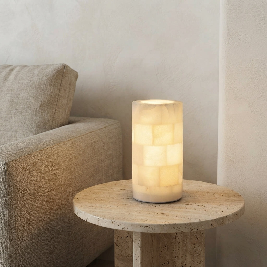 Lampe à poser en albâtre sans fil rechargeable colonne Dallage – mise en situation (visuel d’ambiance)