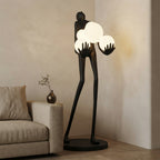 Lampadaire sculpture en résine silhouette humaine aux sphères Jongleur – mise en situation (visuel d’ambiance)
