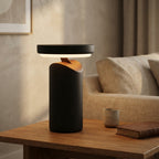 Lampe à poser cylindre en métal noir Sirio – mise en situation (visuel d’ambiance)