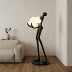 Lampadaire sculpture en résine silhouette humaine aux bulles Étreinte – mise en situation (visuel d’ambiance)
