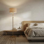 Lampadaire doré abat-jour tambour beige Froment – mise en situation (visuel d’ambiance)