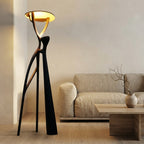 Lampadaire sculpture en résine jambes élancées coupe dorée Échassier – mise en situation (visuel d’ambiance)