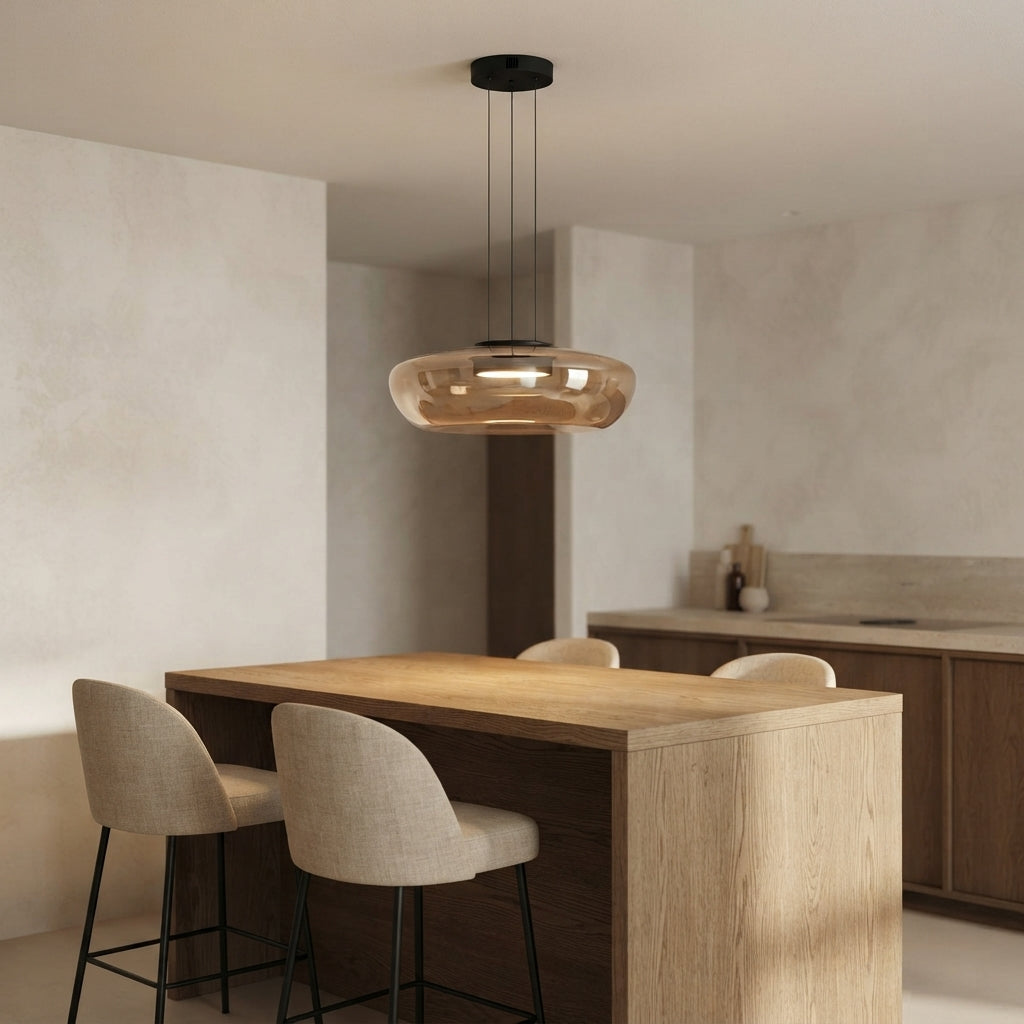 Suspension grand diamètre en métal noir à trois câbles Voga – mise en situation (visuel d’ambiance)