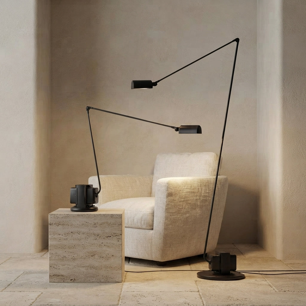 Lampadaire orientable noir à double bras fin Esquisse – mise en situation (visuel d’ambiance)