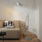 Lampadaire orientable articulé à tête conique argentée Gréement – mise en situation (visuel d’ambiance)