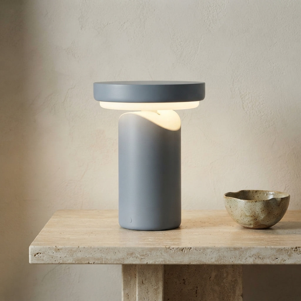 Lampe à poser cylindre en métal bleu Lyra – mise en situation (visuel d’ambiance)