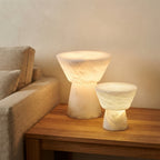 Lampe à poser évasée en albâtre Corolle – mise en situation (visuel d’ambiance)