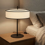 Lampe à poser abat-jour tambour blanc et métal noir Auria – mise en situation (visuel d’ambiance)