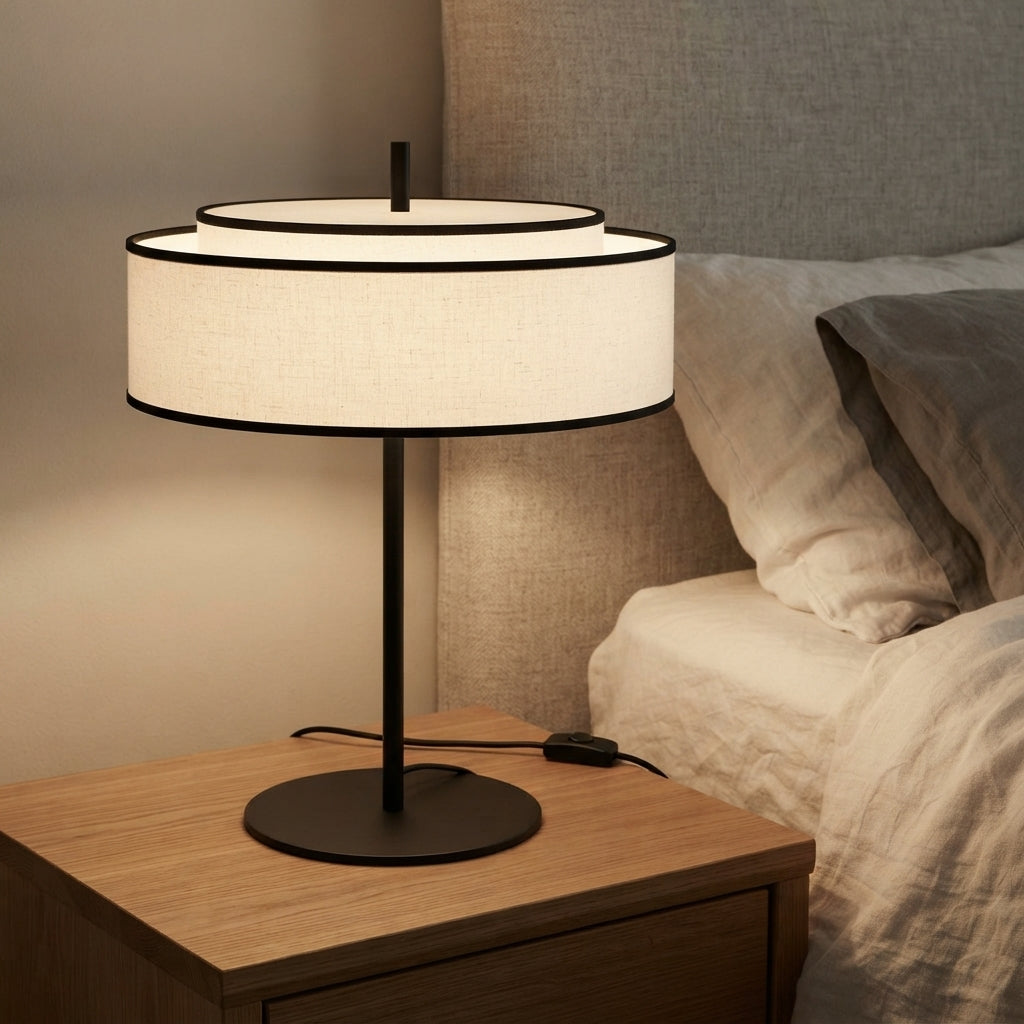 Lampe à poser abat-jour tambour blanc et métal noir Auria – mise en situation (visuel d’ambiance)