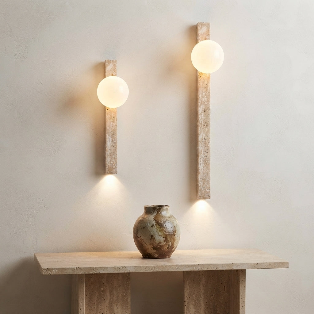 Applique murale barre en travertin et globe style wabi-sabi Balise – mise en situation (visuel d’ambiance)