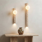 Applique murale barre en travertin et globe style wabi-sabi Balise – mise en situation (visuel d’ambiance)