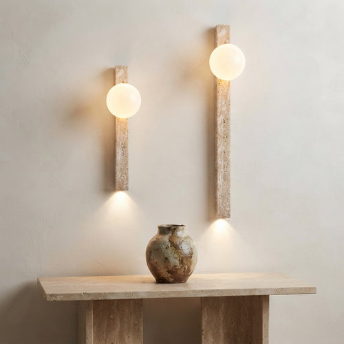 Applique murale barre en travertin et globe style wabi-sabi Balise – mise en situation (visuel d’ambiance)