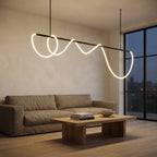 Lustre à boucles lumineuses sur barre noire Délié – mise en situation (visuel d’ambiance)