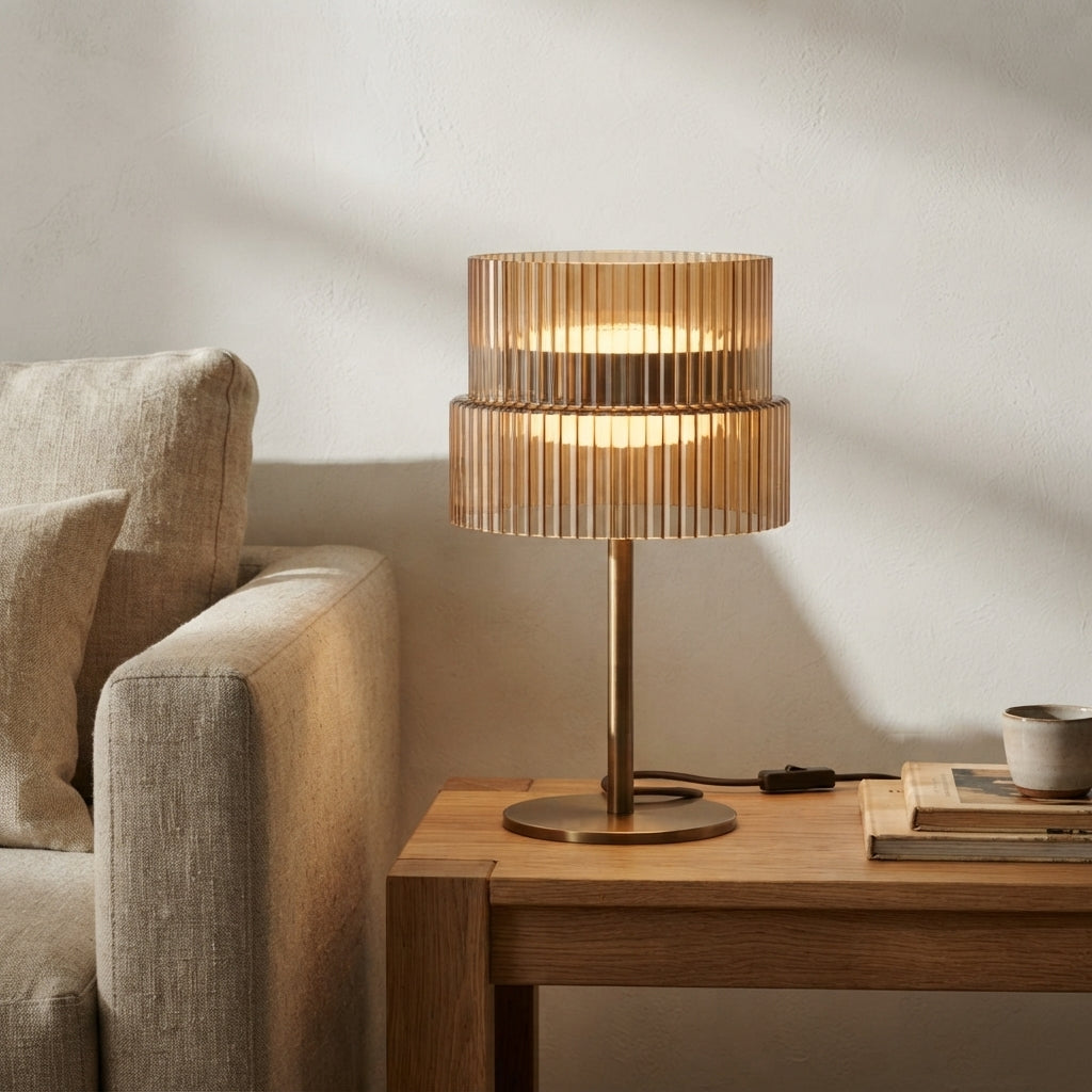 Lampe à poser abat-jour plissé en métal finition bronze Nael – mise en situation (visuel d’ambiance)
