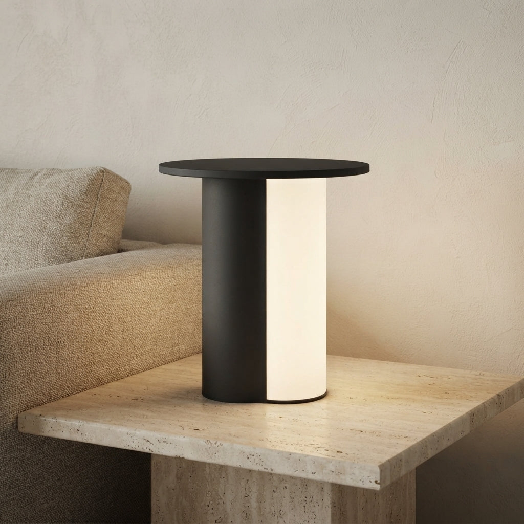 Lampe à poser cylindre en aluminium noir et crème Ilaria – mise en situation (visuel d’ambiance)