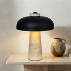 Lampe à poser en travertin style wabi-sabi dôme noir Dolmen – mise en situation (visuel d’ambiance)