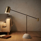 Lampadaire orientable à balancier doré Funambule – mise en situation (visuel d’ambiance)
