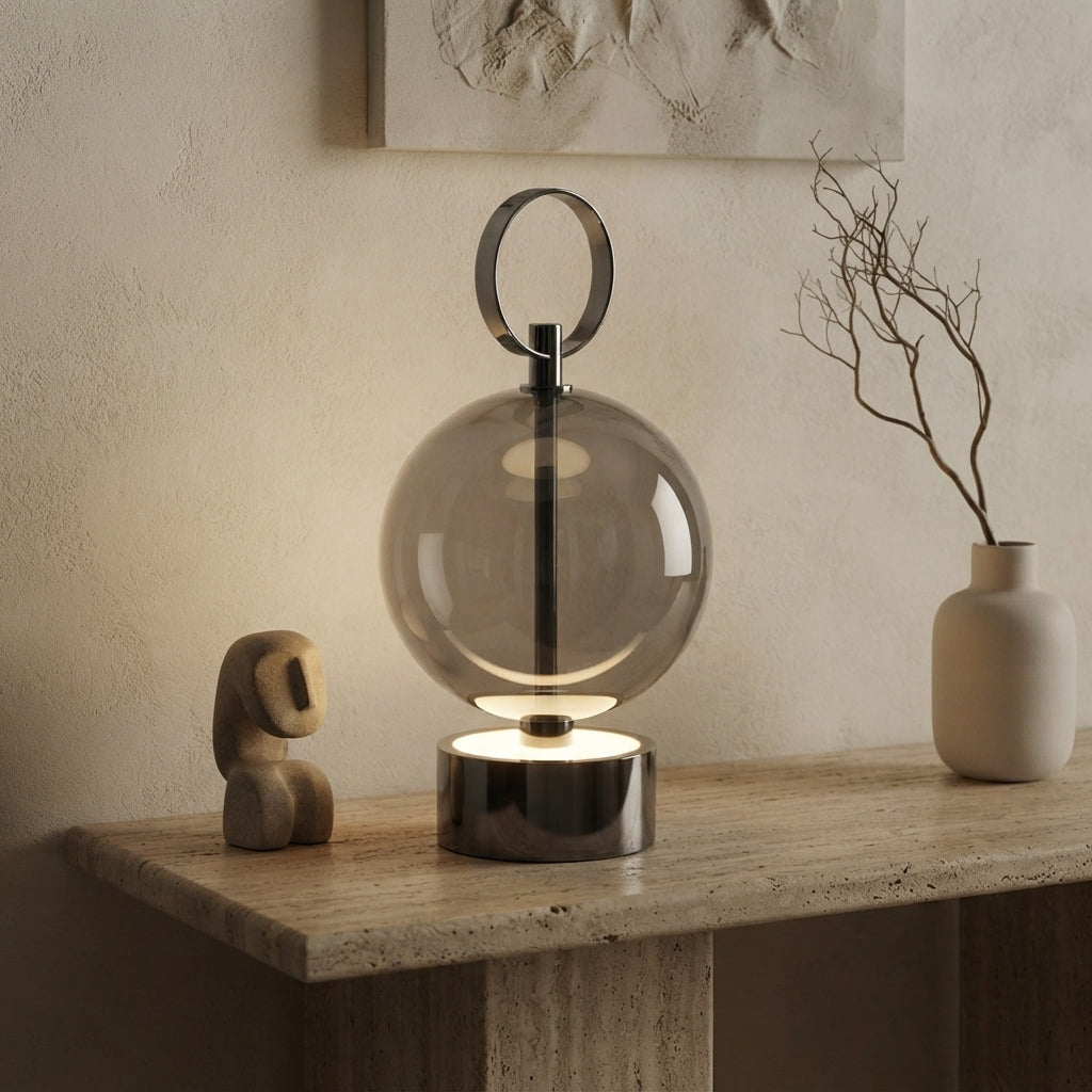 Lampe à poser sphère fumée et métal noir Ilona – mise en situation (visuel d’ambiance)