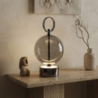 Lampe à poser sphère fumée et métal noir Ilona – mise en situation (visuel d’ambiance)