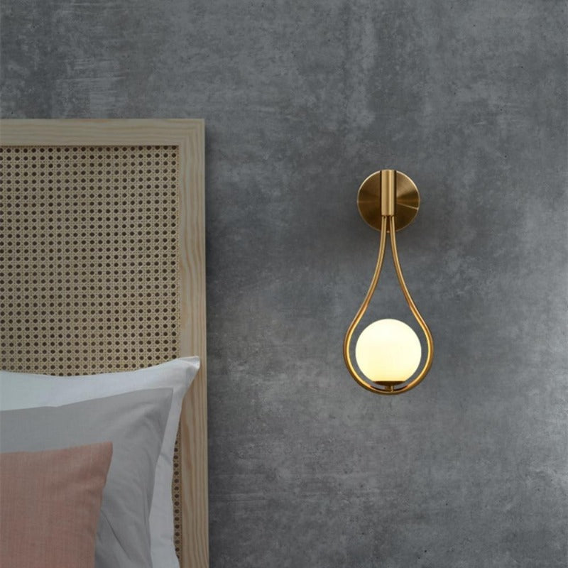 Applique murale goutte dorée et globe blanc Larme – vue 3