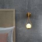 Applique murale goutte dorée et globe blanc Larme – vue 3