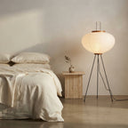Lampadaire en papier lanterne ronde sur trépied Équinoxe – mise en situation (visuel d’ambiance)