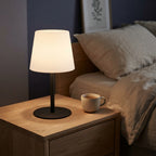 Lampe à poser sans fil rechargeable noire et blanche Domino – mise en situation (visuel d’ambiance)
