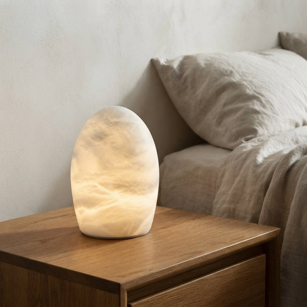 Lampe à poser en albâtre sans fil rechargeable ovoïde Dragée – mise en situation (visuel d’ambiance)