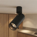 Spot cylindrique orientable en aluminium noir Aurea – mise en situation (visuel d’ambiance)